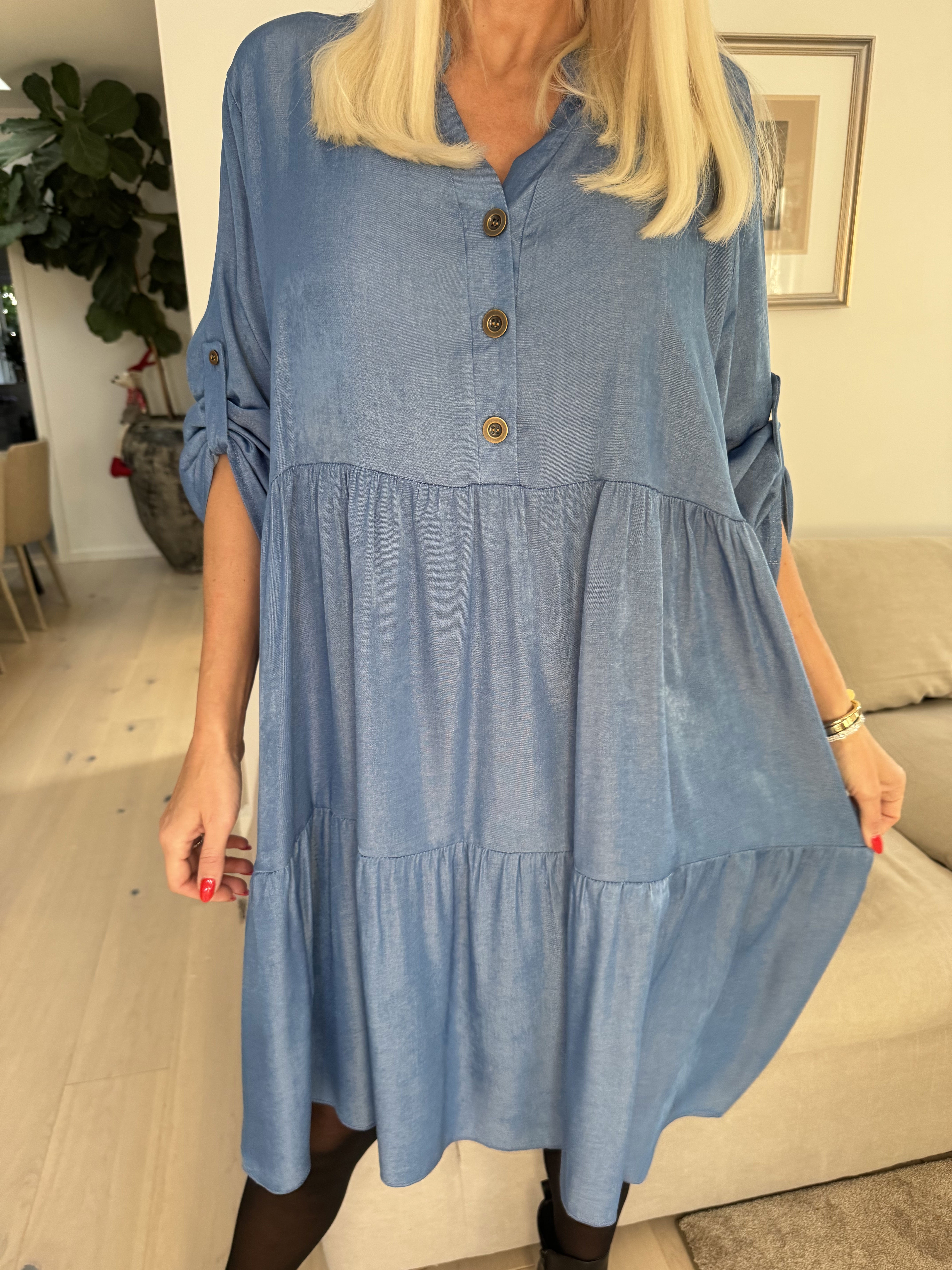 Milano Denim Midi - Sød kjole i viskose med lag på lag look